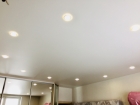 Натяжной потолок сатиновый с точечными светильниками