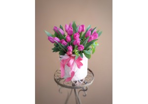 19 розовых тюльпанов в коробке
