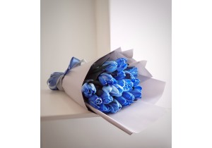 Букет радужных тюльпанов синий